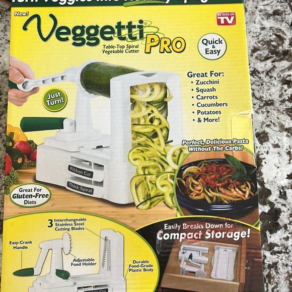 Veggetti Pro table top spiral vegetable cutter. - Picture 3 of 6